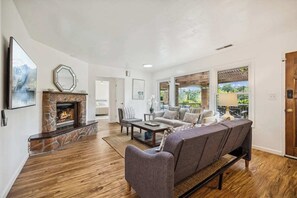 Smart TV, chimenea, oficina