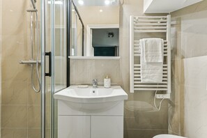 Shower, hair dryer, towels, soap - Stylish 1BR Le Marais - Quartier Montorgueil (Paris)