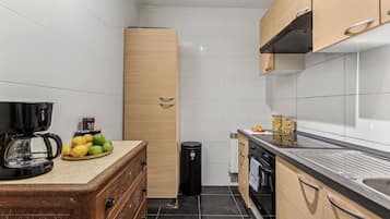 Kühlschrank, Ofen, Herdplatte, Wasserkocher mit Kaffee-/Teezubehör
