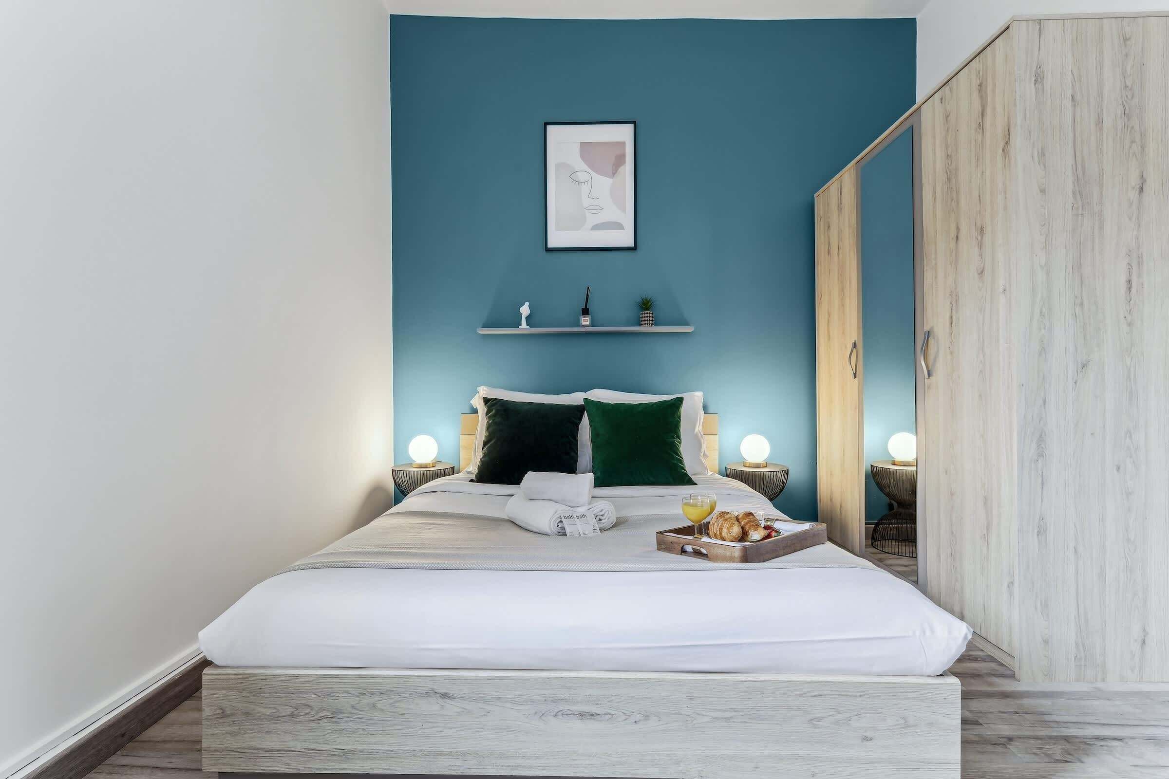 1 chambre, bureau, fer et planche à repasser, lit parapluie