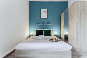 1 chambre, bureau, fer et planche à repasser, lit parapluie