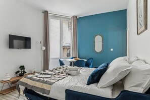 1 bedroom, desk, iron/ironing board, travel crib - Stylish 1BR Le Marais - Quartier Montorgueil (Paris)