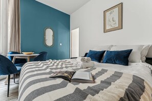 1 Schlafzimmer, Schreibtisch, Bügeleisen/Bügelbrett, Reisekinderbett