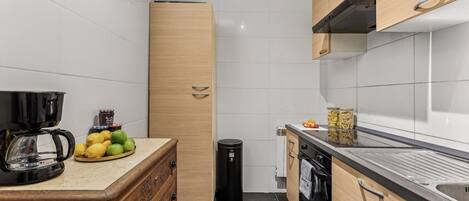 Fridge, oven, stovetop, coffee/tea maker