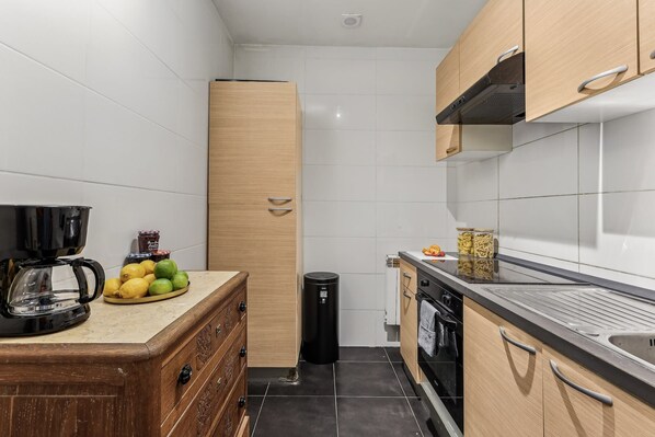Fridge, oven, stovetop, coffee/tea maker - Stylish 1BR Le Marais - Quartier Montorgueil (Paris)