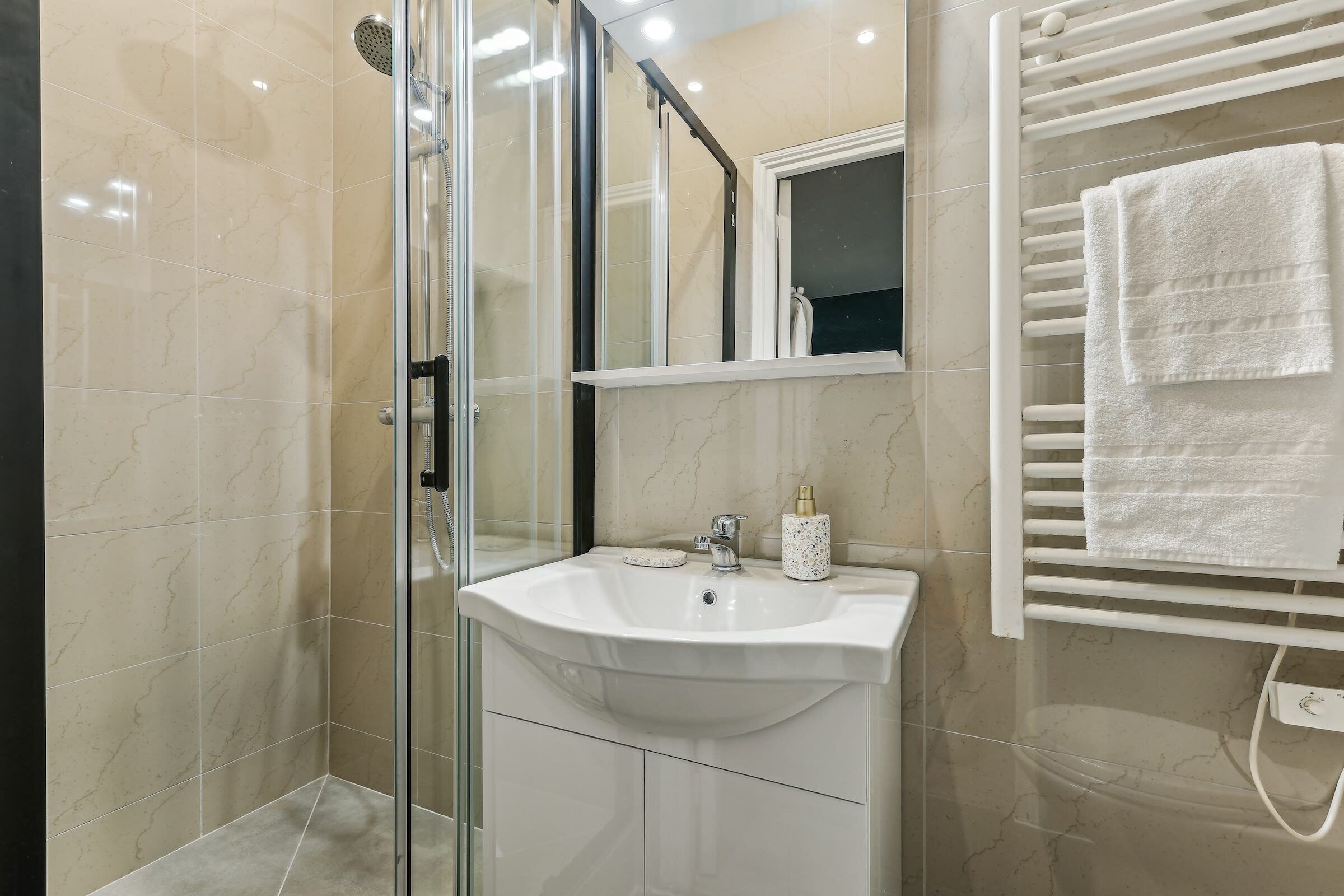 Douche, sèche-cheveux, serviettes fournies, savon