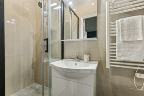 Douche, sèche-cheveux, serviettes fournies, savon