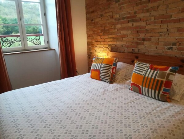 1 bedroom, desk, travel cot, free WiFi