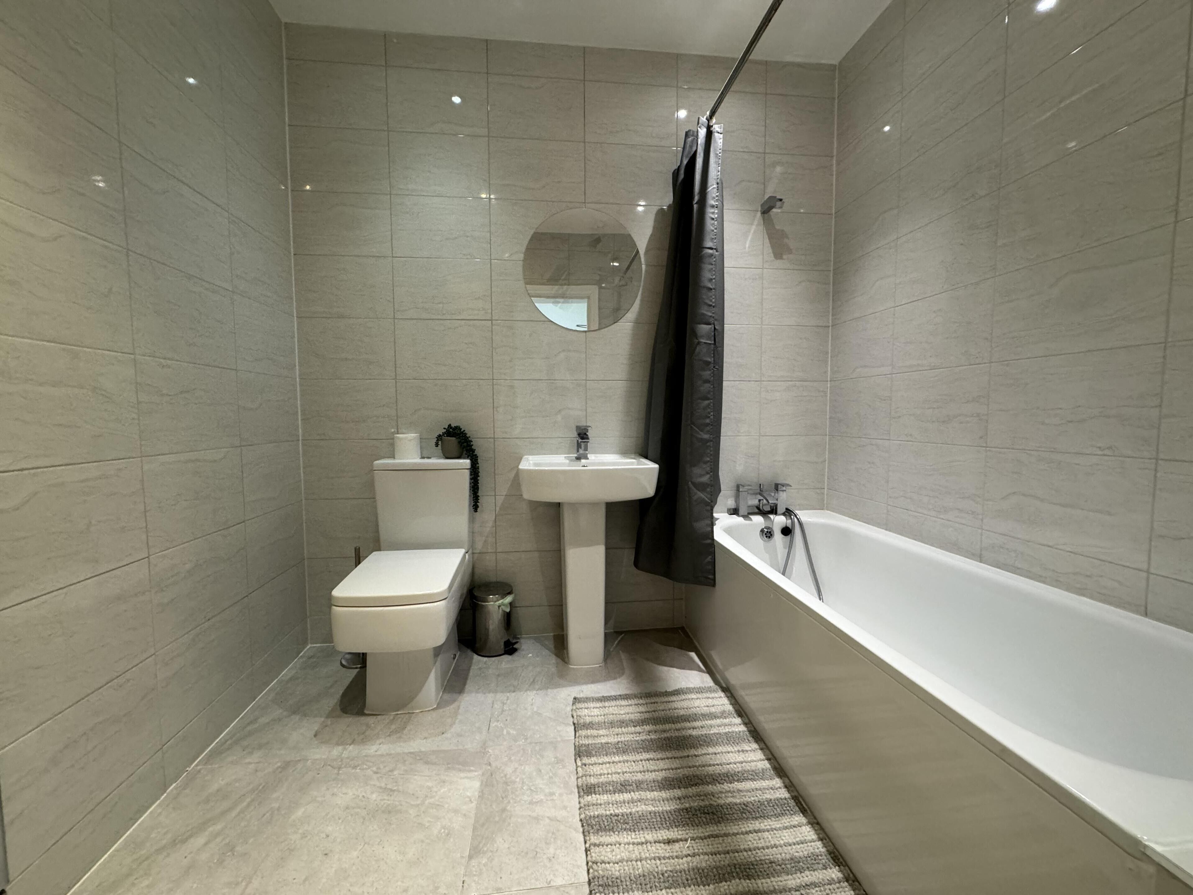 Apartment | Bathroom | Combined shower/bathtub, deep-soaking bathtub, free toiletries, towels
