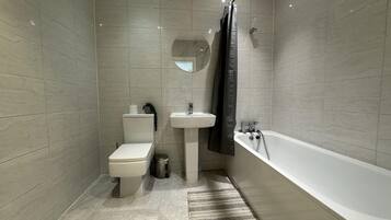 Apartment | Bathroom | Combined shower/bathtub, deep-soaking bathtub, free toiletries, towels