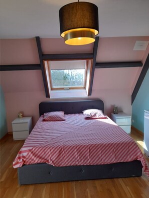 4 Schlafzimmer, Schreibtisch, Bügeleisen/Bügelbrett, kostenloses WLAN