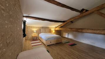 2 bedrooms, iron/ironing board, WiFi