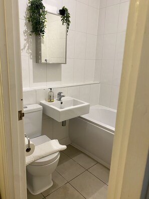 Haartrockner, Handtücher, Seife, Toilettenpapier