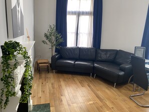 Una Smart TV, una chimenea