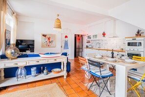 Microwave, oven, dishwasher, coffee/tea maker