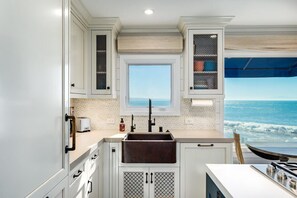 Fridge, microwave, oven, stovetop - Pink Venetian in Capitola Village (Capitola)