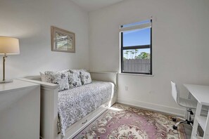 4 Schlafzimmer, Schreibtisch, Bügeleisen/Bügelbrett, Reisekinderbett