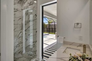 Een douche, een haardroger, handdoeken
