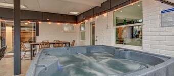 Spring Branch Getaway Feat 5BD, Pool, Hot tub