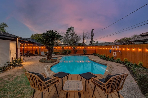 Designed with the epitome of modern comforts, this vacation home features a beautiful open-concept layout, a fully equipped kitchen, and five bedrooms for plenty of sleeping space!
