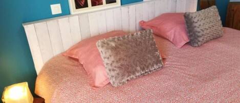 1 Schlafzimmer, Reisekinderbett, kostenloses WLAN, Bettwäsche