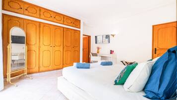4 bedrooms, bed sheets