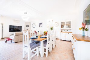 In-room dining - Villa Los Angeles (Loulé)