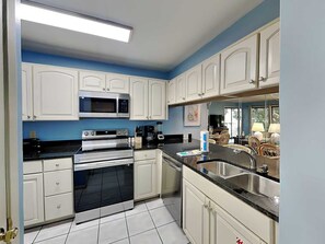 Refrigerador, microondas, horno, placa de cocina