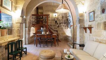 Comfort-huvila | Oleskelualue | 28–tuumainen äly-TV, jossa kaapelikanavat