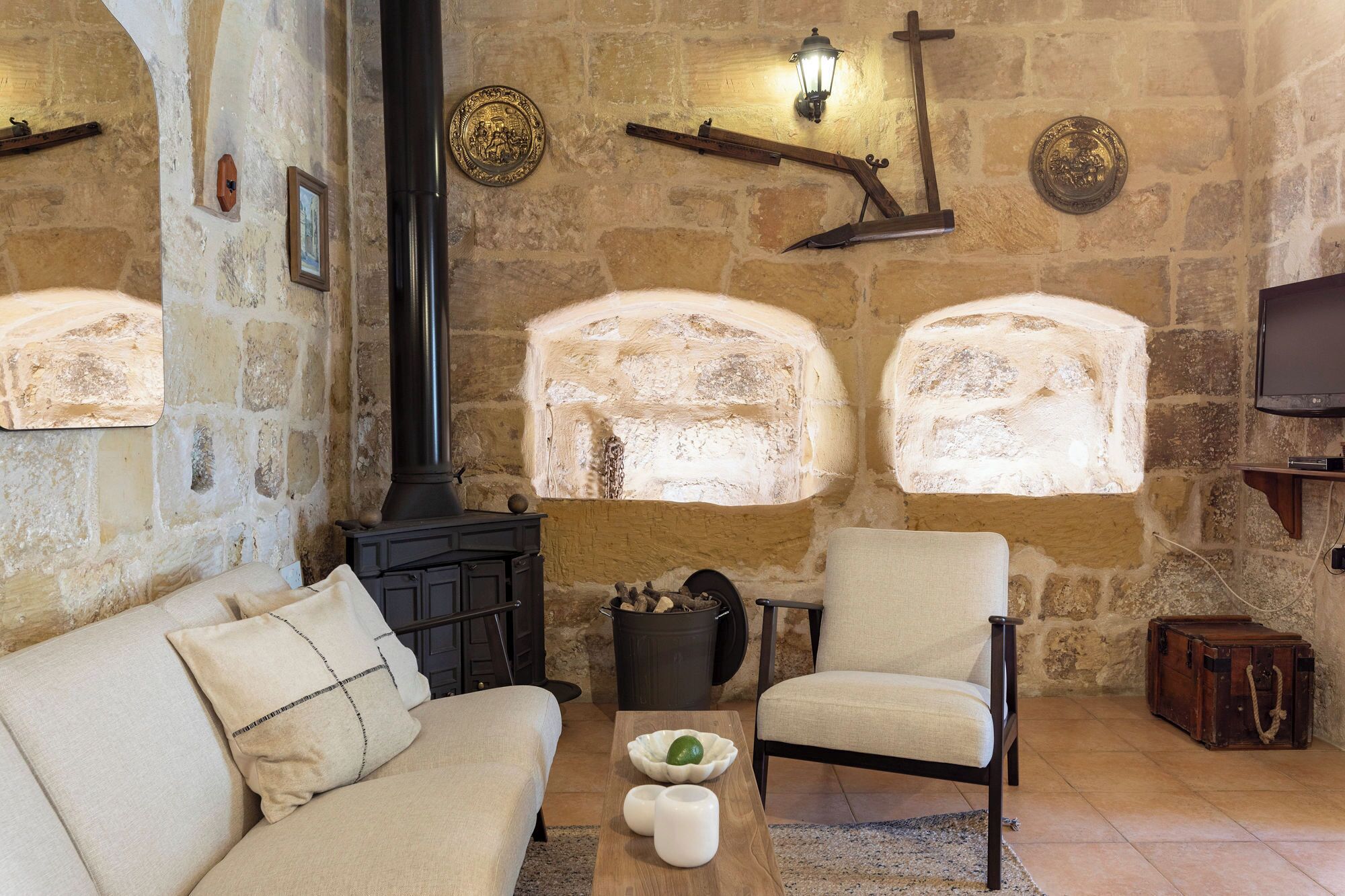 舒適別墅 | 起居區 | 28-吋智慧型電視，提供有線頻道