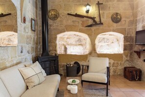 Villa – comfort | Oppholdsområde | En 28-tommers smart-TV med kabel-kanaler