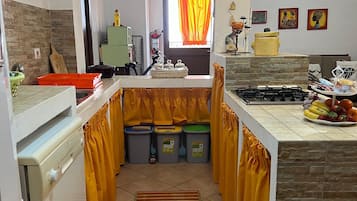 KĂŒhlschrank, Ofen, Herdplatte, Wasserkocher