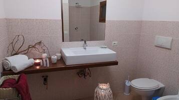 Dusche, Haartrockner, Bidet, Handtücher