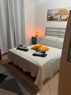 2 عدّة غرف �نوم وواي فاي مجانًا وملاءات أسرّة