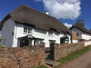 Exterior - Thatched Cottage Annex in Stokeinteignhead (Torquay)