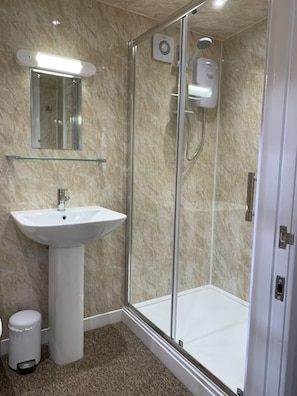 Shower, towels - Thatched Cottage Annex in Stokeinteignhead (Torquay)