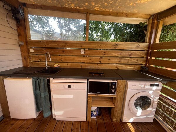 Kühlschrank, Mikrowelle, Herdplatte, Geschirrspüler