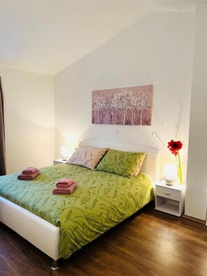 2 soverom, strykejern/-brett, reiseseng for barn og wi-fi (inkludert)