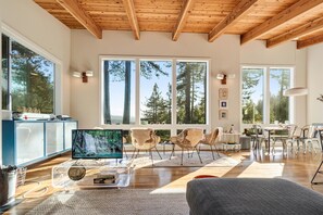 Smart TV, books - Magic Madrone~Magical & Inviting Retreat w/ Stunning Valley Views! HtTb/WiFi (Cazadero)