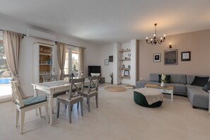 In-room dining - Villa Mediterra Prima (Nin)