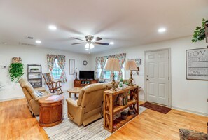 House (3 Bedrooms) | Interior