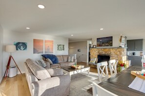 Apartment (3 Bedrooms) | Interior - Charming Tacoma Apartment w/ Deck & Skyline Views! (Tacoma)