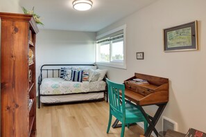 Apartment (3 Bedrooms) | Interior - Charming Tacoma Apartment w/ Deck & Skyline Views! (Tacoma)