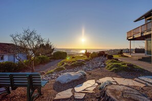 Apartment (3 Bedrooms) | Interior - Charming Tacoma Apartment w/ Deck & Skyline Views! (Tacoma)