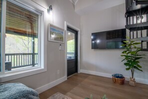 Interior - Ruby Ridge - Amazing views, Close to Town, Pet Friendly (Sylva)