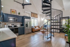 Interior - Ruby Ridge - Amazing views, Close to Town, Pet Friendly (Sylva)