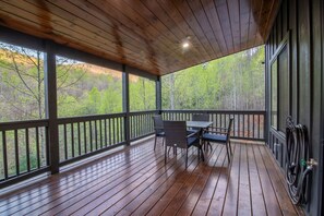 Outdoor dining - Ruby Ridge - Amazing views, Close to Town, Pet Friendly (Sylva)