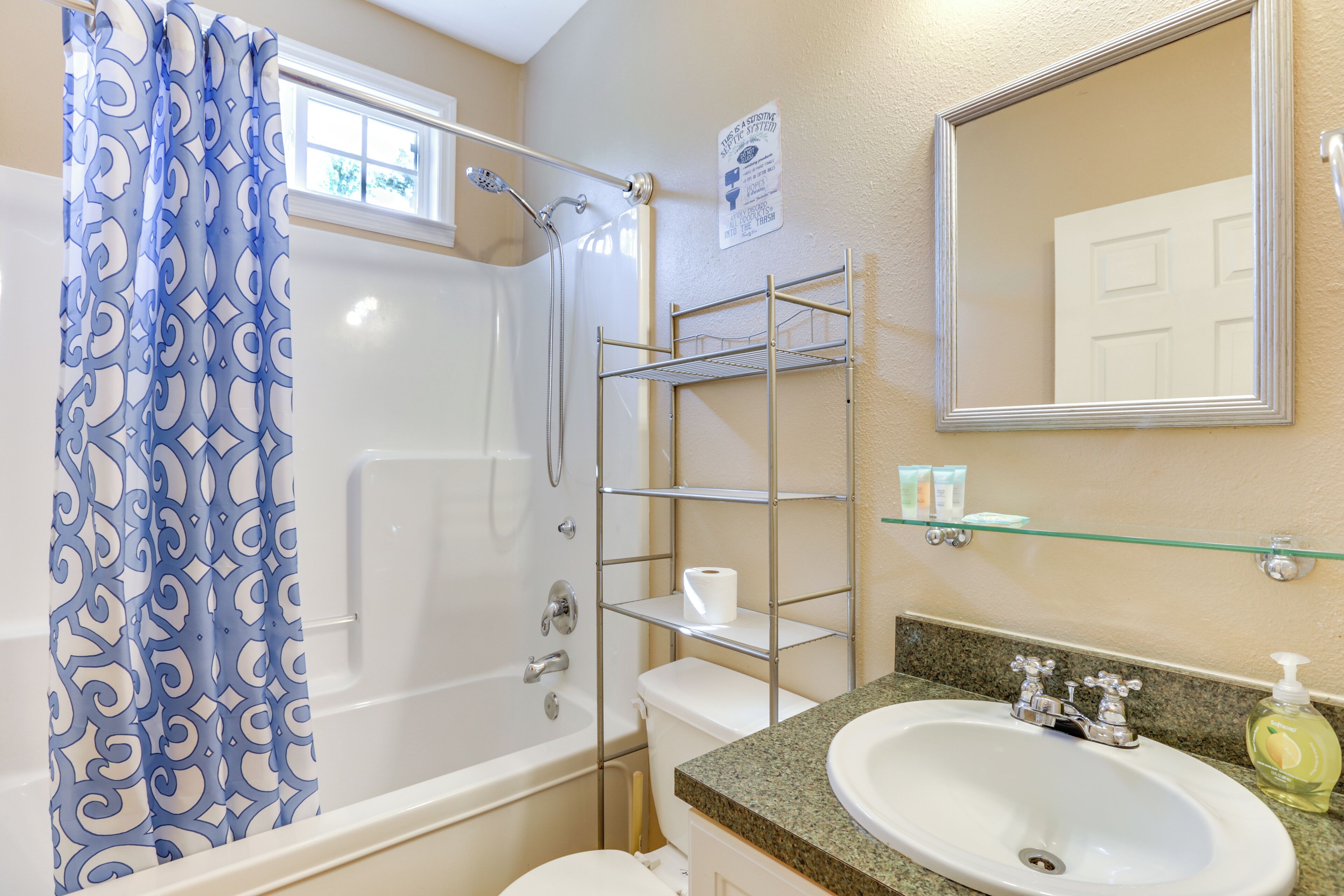 Un baño con ducha, inodoro y lavamanos.