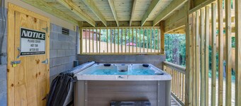 Waterfront Retreat on Greers Ferry Lake w/ Hot Tub