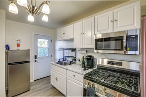 Microondas, licuadora y utensilios de cocina